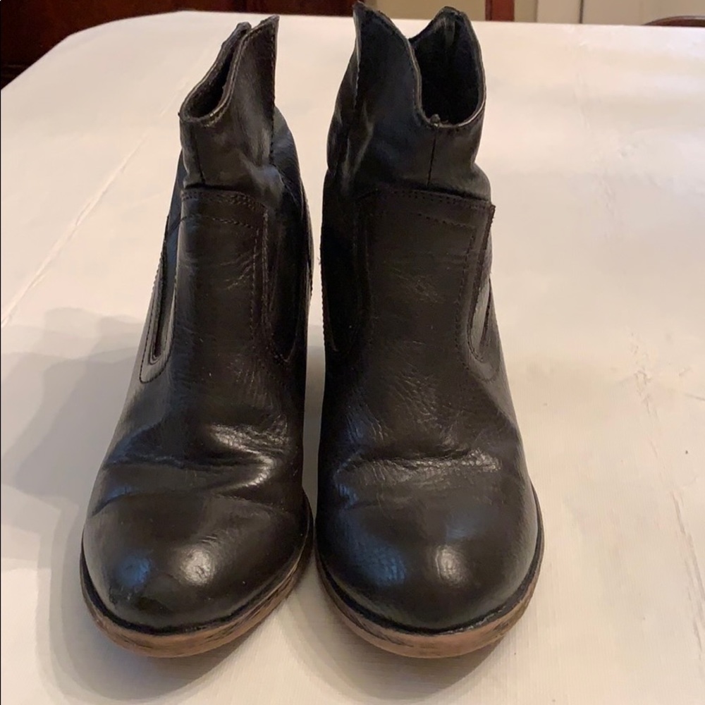 Girl’s Size 6 Rocket Dog Booties.